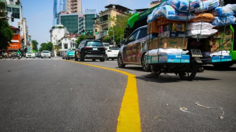 Dỡ bỏ hàng loạt dải phân cách cứng, đường phố Hà Nội khoác áo mới đón đại lễ 02/9