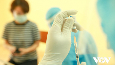 Tiêm vaccine COVID-19 mũi bổ sung: Điều chỉnh cách làm hay chờ hết hạn rồi đổ bỏ