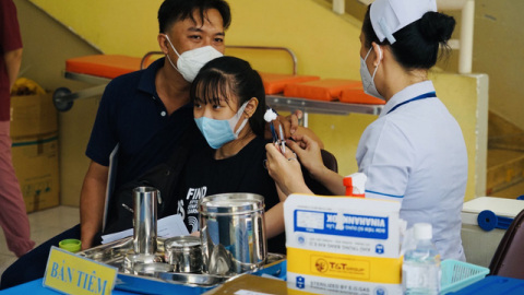 Vaccine trước nguy cơ “ế”, làn sóng COVID-19 rình rập trở lại