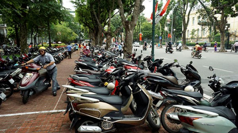 “Loạn” giá trông giữ xe quanh phố đi bộ Hồ Gươm