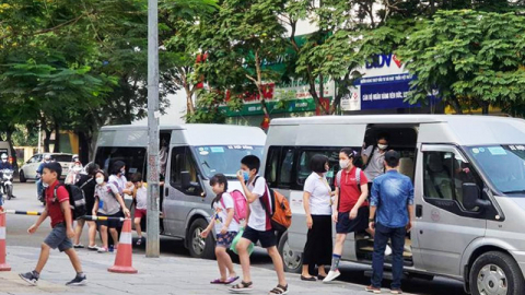 Xe đưa đón học sinh: Mạnh trường nào trường ấy làm, giao thông rối loạn