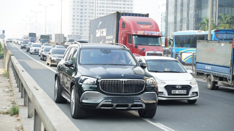 Ngày đầu CSGT dùng xe đặc chủng nhắc nhở tài xế đi vào làn khẩn cấp tại Vành đai 3