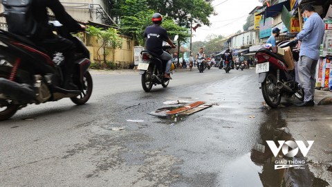 Hà Nội: Ngã sõng soài vì nước ngầm rò rỉ, lênh láng mặt đường