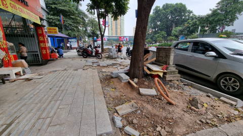 Vỉa hè đường Nguyễn Chí Thanh tan hoang vì đang lát đá thì bỏ dở