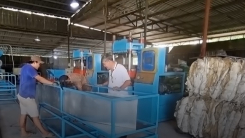 Hơn 70 tuổi vẫn đam mê biến rác thành nhà ở: Còn sức khoẻ còn làm...