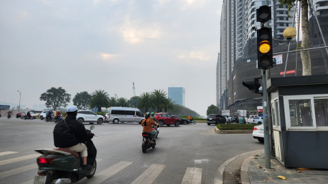 Ngã tư Hoàng Minh Thảo – Xuân Tảo: Đèn tín hiệu “có cũng như không”