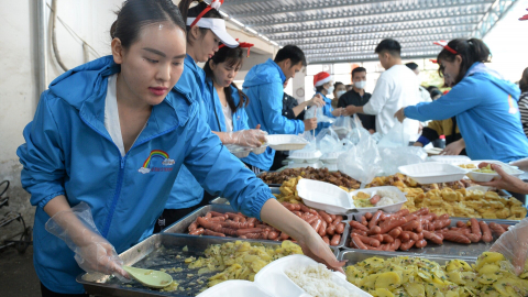 Chuyện về những bữa ăn cuối năm của bệnh nhân nghèo