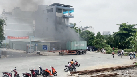 TP.HCM: Cháy tầng hầm công ty sản xuất dây cáp, 1 phụ nữ mắc kẹt trong nhà vệ sinh được cứu