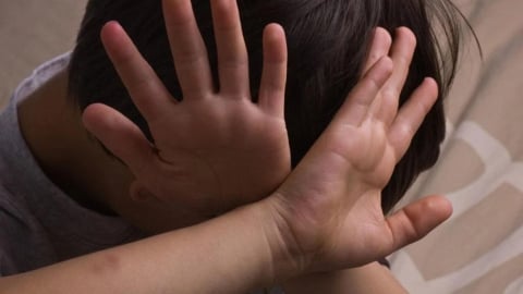 Đưa trẻ bị bạo hành đến nơi an toàn trước, pháp lý hãy tính sau