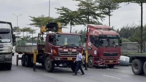 Xe con va chạm xe đầu kéo chở thép cuộn