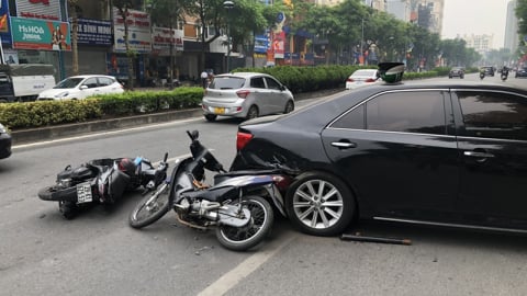 Xe con lùi không quan sát, nhiều người bị thương
