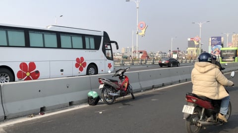 Tự ngã xe máy trên cầu Vĩnh Tuy, một người đàn ông tử vong
