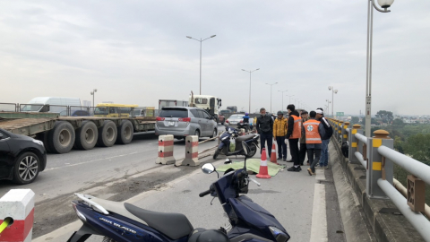 Người đi xe máy tử vong sau va chạm trên cầu Thanh Trì