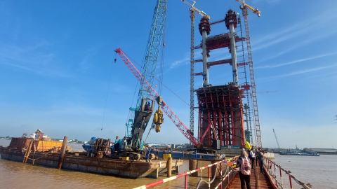 Căng sợi cáp dây văng đầu tiên cho cầu Rạch Miễu 2