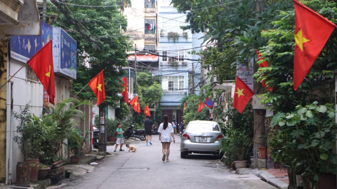 Đi dưới bóng cờ