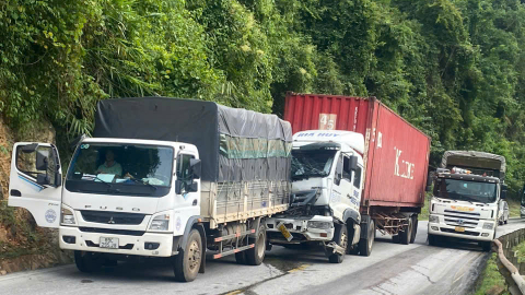 Va chạm liên hoàn giữa 4 ô tô trên QL6, 2 người bị thương