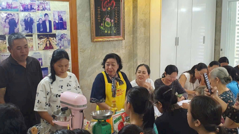 Bà lão U80 hơn 1 thập kỷ dạy làm bánh miễn phí ở Sài Gòn