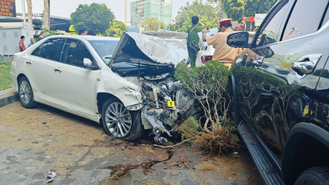 TP.HCM: Ô tô 4 chỗ mất lái, nhiều người bị thương