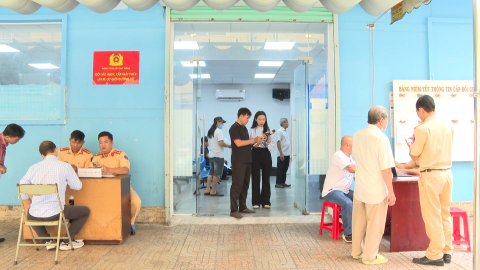 Ngày đầu CSGT TP.HCM cấp đổi GPLX có gì mới?