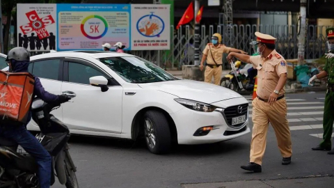 Chuyển hướng không giảm tốc độ, không bật xi nhan: Ô tô bị phạt 1 triệu đồng