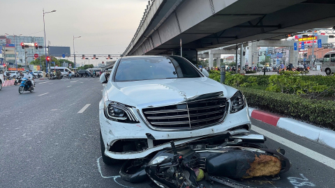 Bắt nữ tài xế điều khiển xe Mercedes tông 10 xe máy tại ngã tư Thủ Đức
