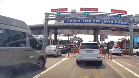 Bị phạt 5 triệu đồng, trừ 4 điểm GPLX vì chuyển làn ẩu trên cao tốc