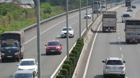 Nguy hiểm tình trạng chuyển làn trên cao tốc mà không bật đèn tín hiệu