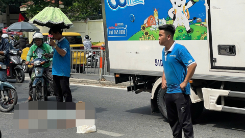 Đi bộ qua đường, 1 cụ bà bị xe tải tông nguy kịch