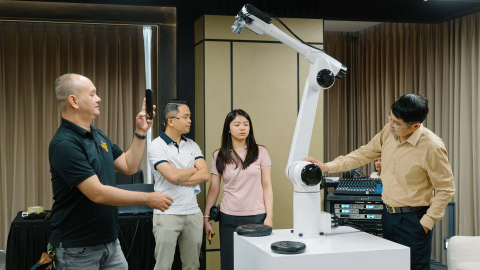 Ra mắt Robot công nghiệp của 9X Việt