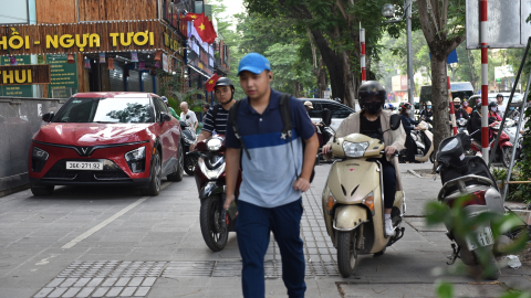 Khi người đi bộ và xe máy… chung vỉa hè