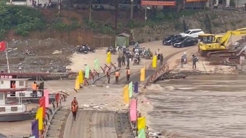 Lý do Công binh khẩn cấp cắt cầu phao Phong Châu