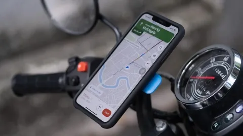 Gắn điện thoại ở đầu xe máy khi lưu thông, có bị xử phạt?
