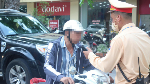 Nóng từ thời tiết đến “trận chiến với ma men”