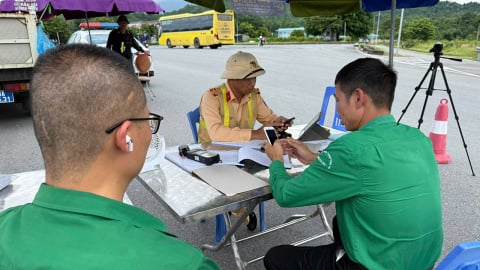 Xử phạt tài xế xe khách đi ngược chiều trên cao tốc Nội Bài – Lào Cai