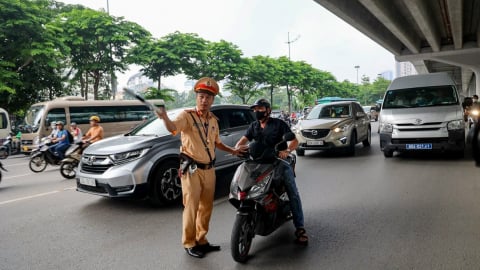 CSGT phân luồng hướng dẫn sau chia làn đường Phạm Văn Đồng