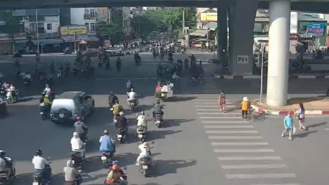 [Camera VOV Giao thông] Clip vụ ô tô mất lái tông hàng loạt xe máy tại ngã tư Đại La – Trần Đại Nghĩa