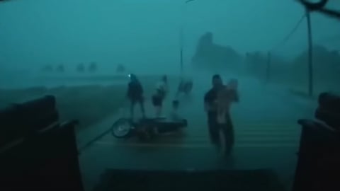 Top 7 tình huống ấm lòng trong mưa bão