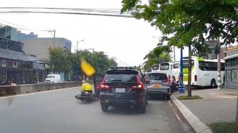Những pha mở cửa xe “vô duyên” nhất của tài xế Việt