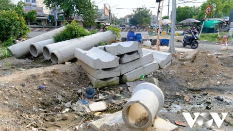 Dự án kênh Tham Lương: Ngổn ngang chờ vật liệu