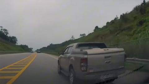 Vì sao thấy bán tải lại... tránh