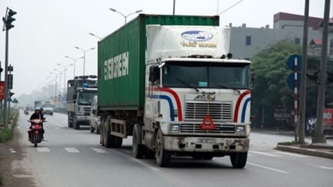 Đừng bao giờ đi quá gần xe container