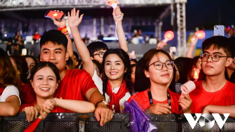 Nhìn lại loạt khoảnh khắc tan chảy tại kiss cam trước concert Tổ quốc trong tim