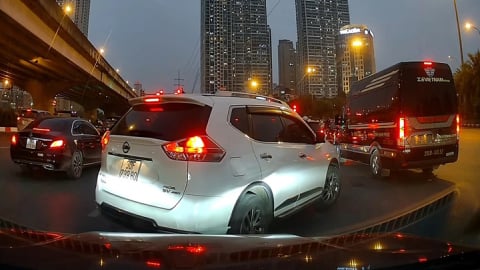 Những pha 'rẽ' vào lòng đất
