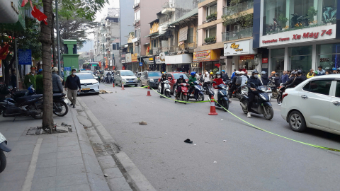 Ô tô lùi xe trên phố Khâm Thiên, kéo lê xe máy khiến một người tử vong