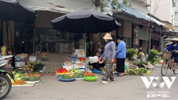 Hà Nội: “Chợ” họp ngay ngoài chợ