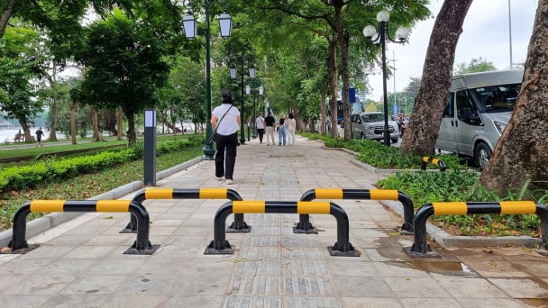 Hà Nội: Barie đường Lê Duẩn ngăn xe máy, chặn luôn cả người khuyết tật