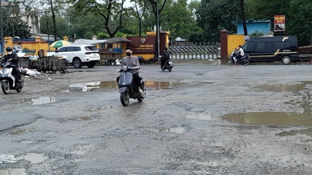 Đường nối vành đai 2.5 dang dở: Rác thải chất đống, ổ gà chằng chịt