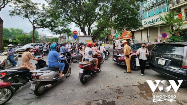 Xén vỉa hè, xem xét di dời bãi xe để “giải cứu” đường Nguyễn Ngọc Vũ