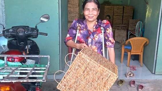 Người phụ nữ khuyết tật và hành trình dệt ước mơ từ lục bình