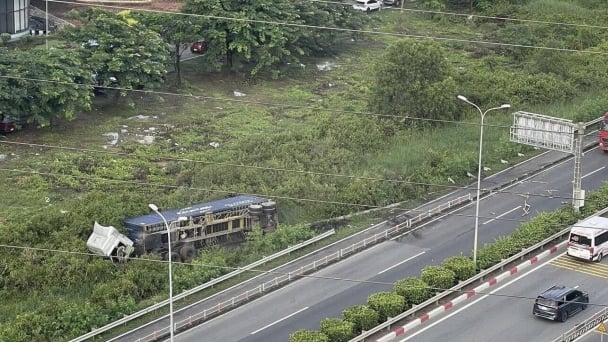 Xe đầu kéo lật nhào trên cao tốc TP.HCM - Long Thành - Dầu Giây